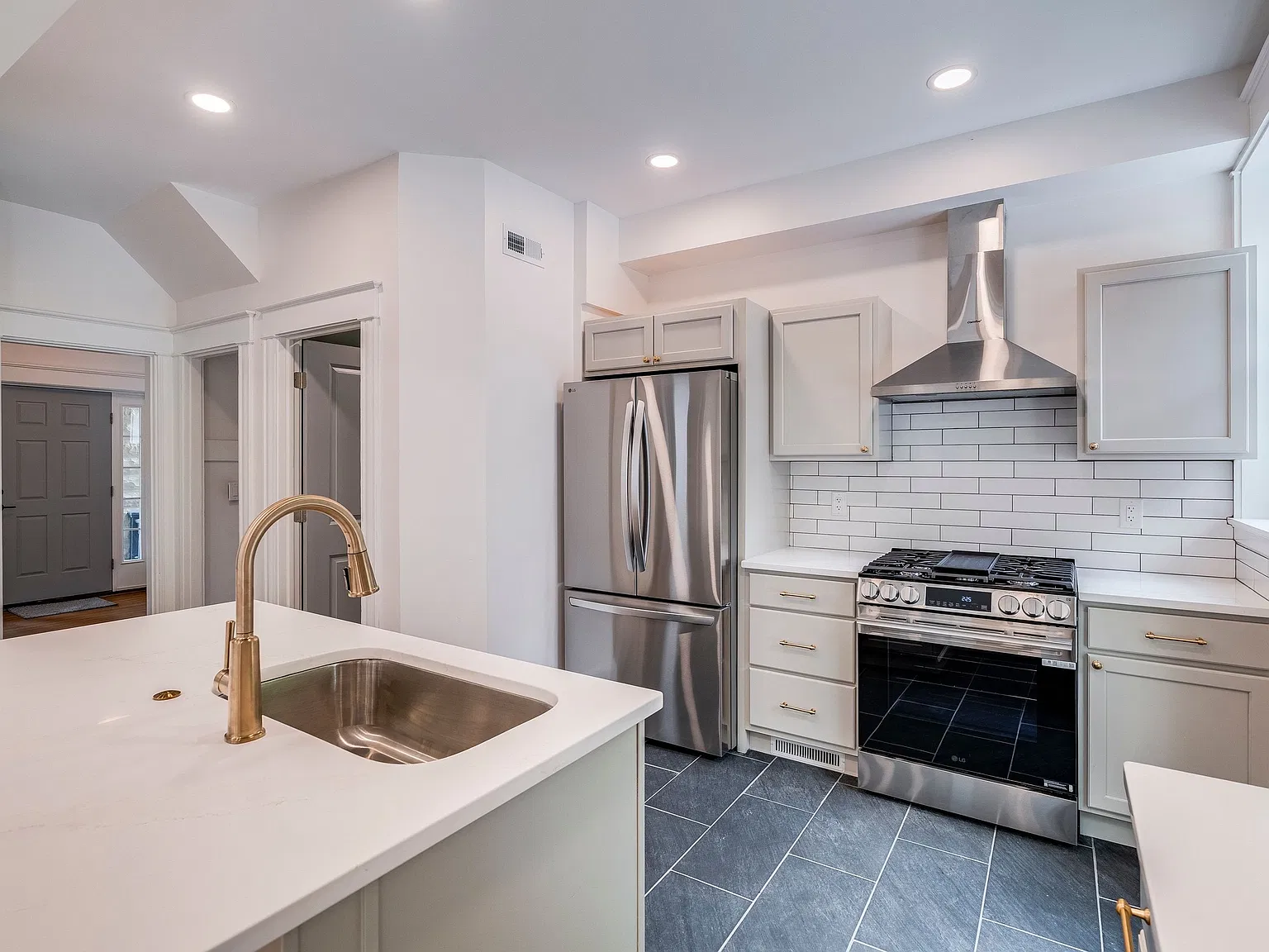 4 bed, 2151 sqft, $2,495 — Photo 3