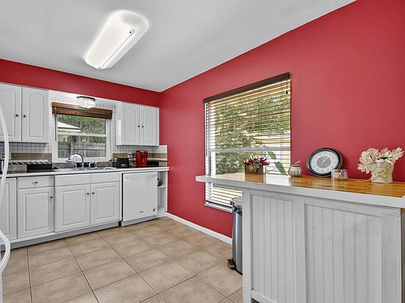 3rd image of 24 Blakeport Ln