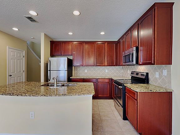 3rd image of 3320 Windsor Lake Cir