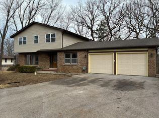 127 Hickory Rd, Oakwood Hills, IL 60013