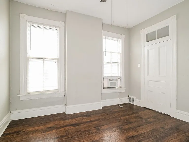 2821-2823 Henrietta Pl — Photo 12