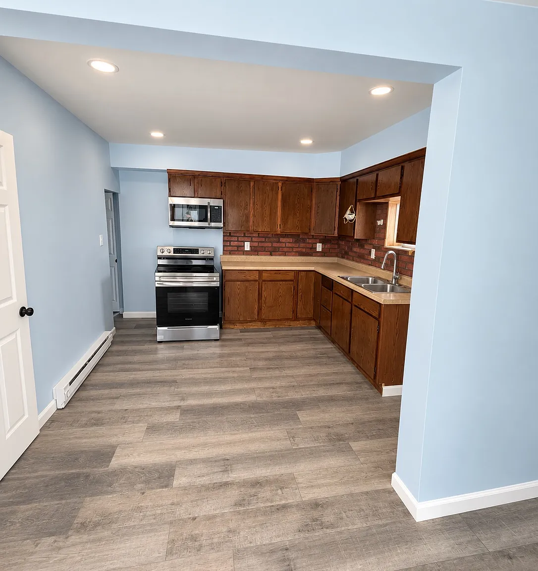 3 bed, 1.5 bath, 872 sqft, $1,200 — Photo 2