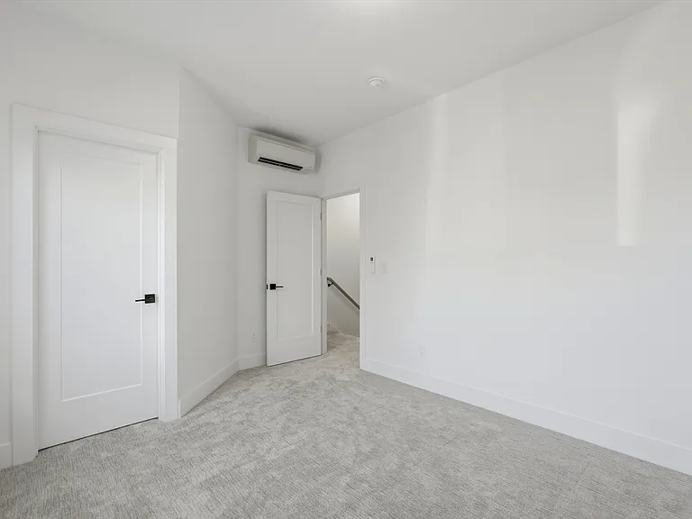5221 N Maryland Ave — Photo 14