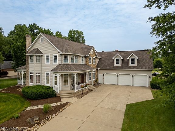 2nd image of 1015 Cambridge Ct NE