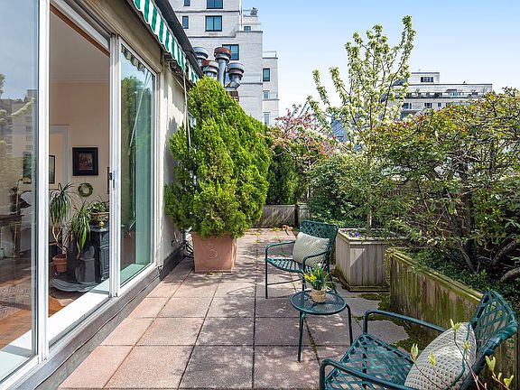 3rd image of 139 E 66th St Penthouse W