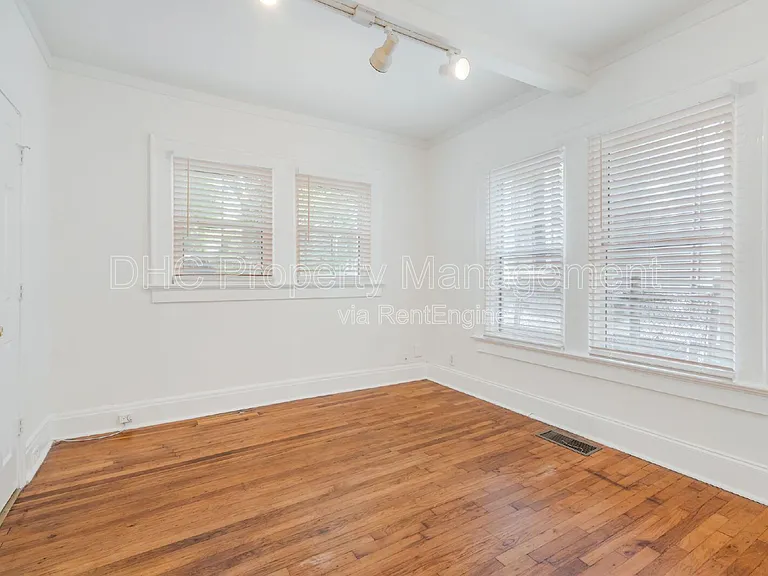 1225 Euclid Ave NE #A — Photo 7