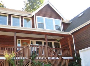 693 NE Klickitat Pl, Bainbridge Island, WA 98110