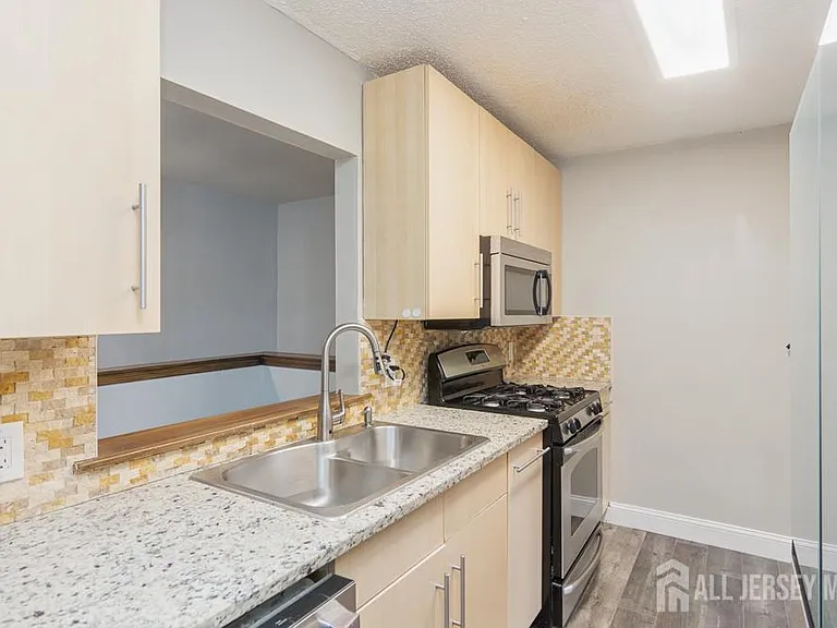 208 Sunshine Ct — Photo 9