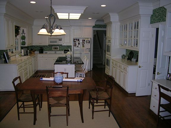Kitchen- eat-in