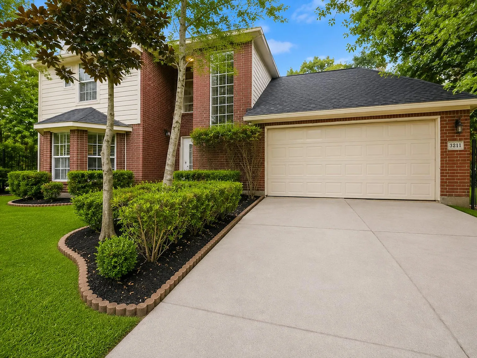 4 bed, 2.5 bath, 2490 sqft, $1,900 — Photo 2