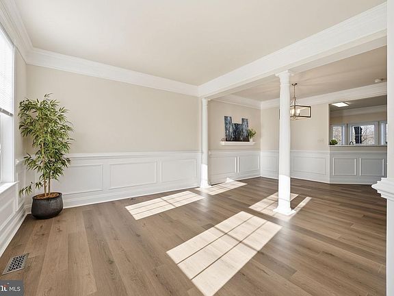 3rd image of 15461 Port Washington Ct