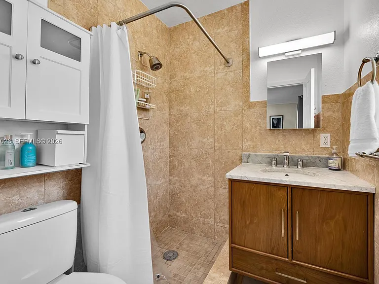 829 Medina Ave — Photo 12
