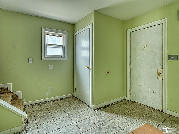 4th image of 836 Lincoln St