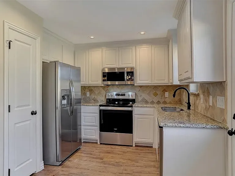 925 N Barrett Ave — Photo 2