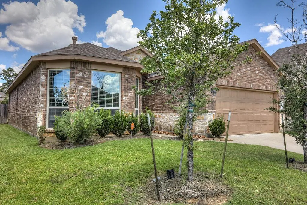 3 bed, 2.0 bath, 1683 sqft, $2,300 — Photo 2