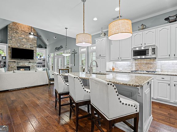 3rd image of 370 Kendemere Pointe
