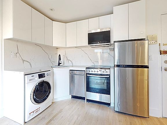 4th image of 337 E 9th St #Penthouse