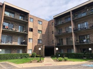 725 W Huntington Commons Rd APT 401, Mount Prospect, IL 60056