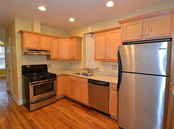 4th image of 3144 N Oakley Ave #H