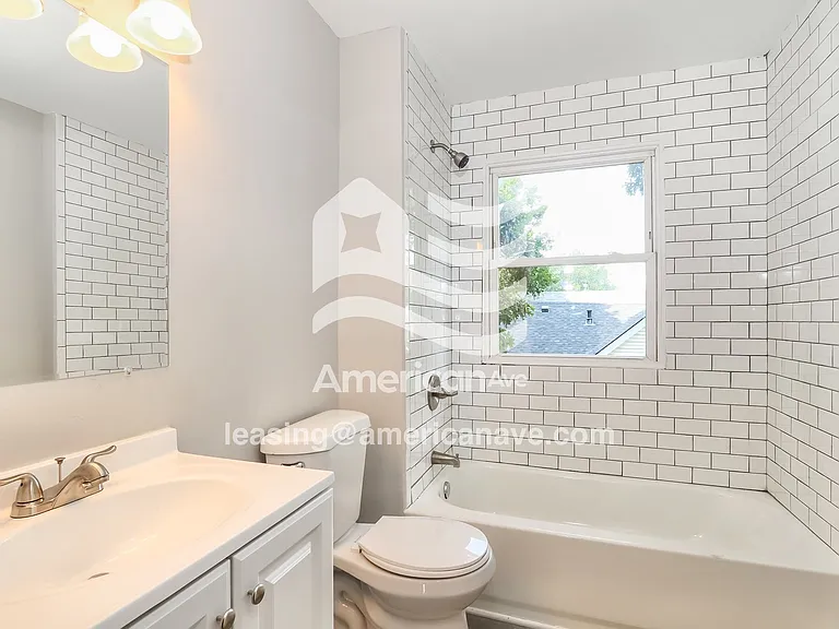 1426654_010_main_bathroom_12848518.jpg