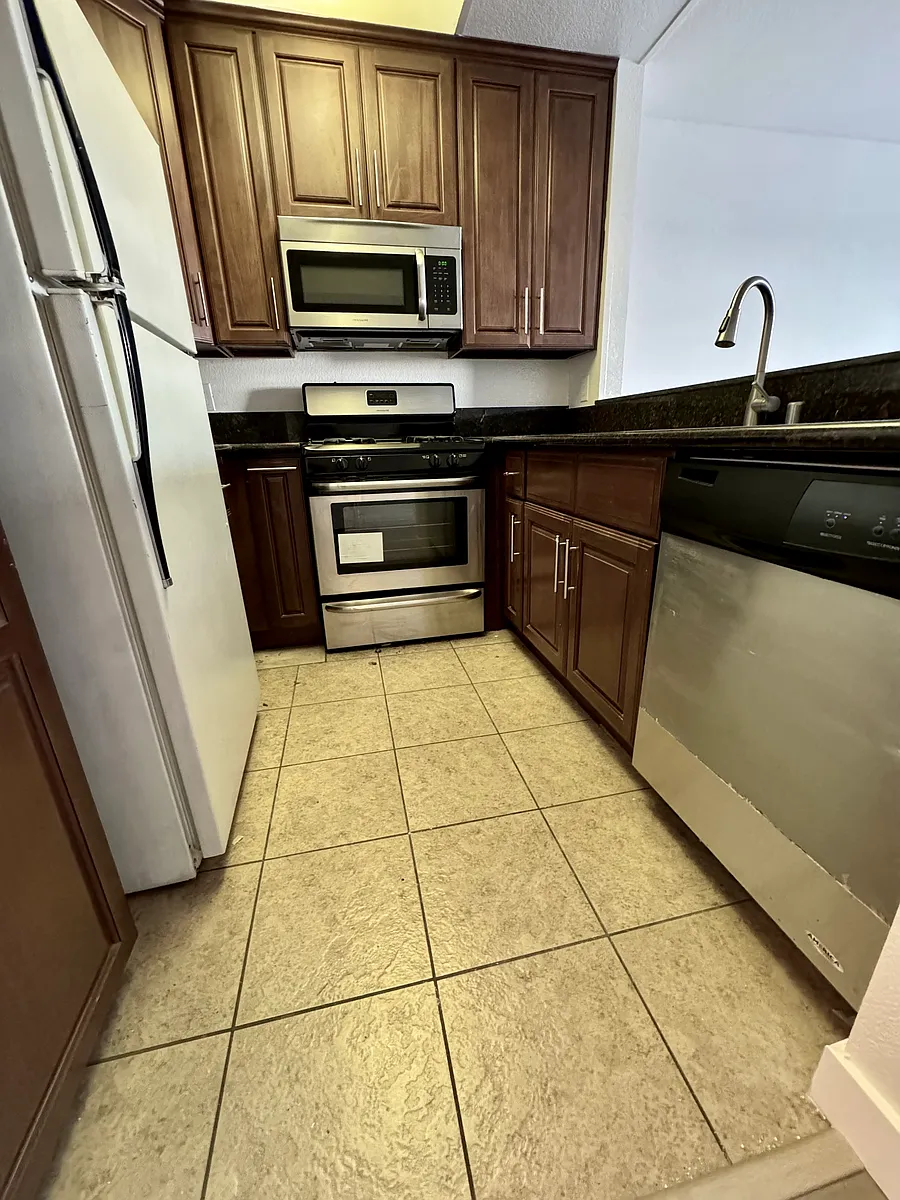 Building Photo - 10916 Ashton Ave #202