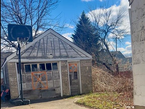 5th image of 248 Rudolph Ave