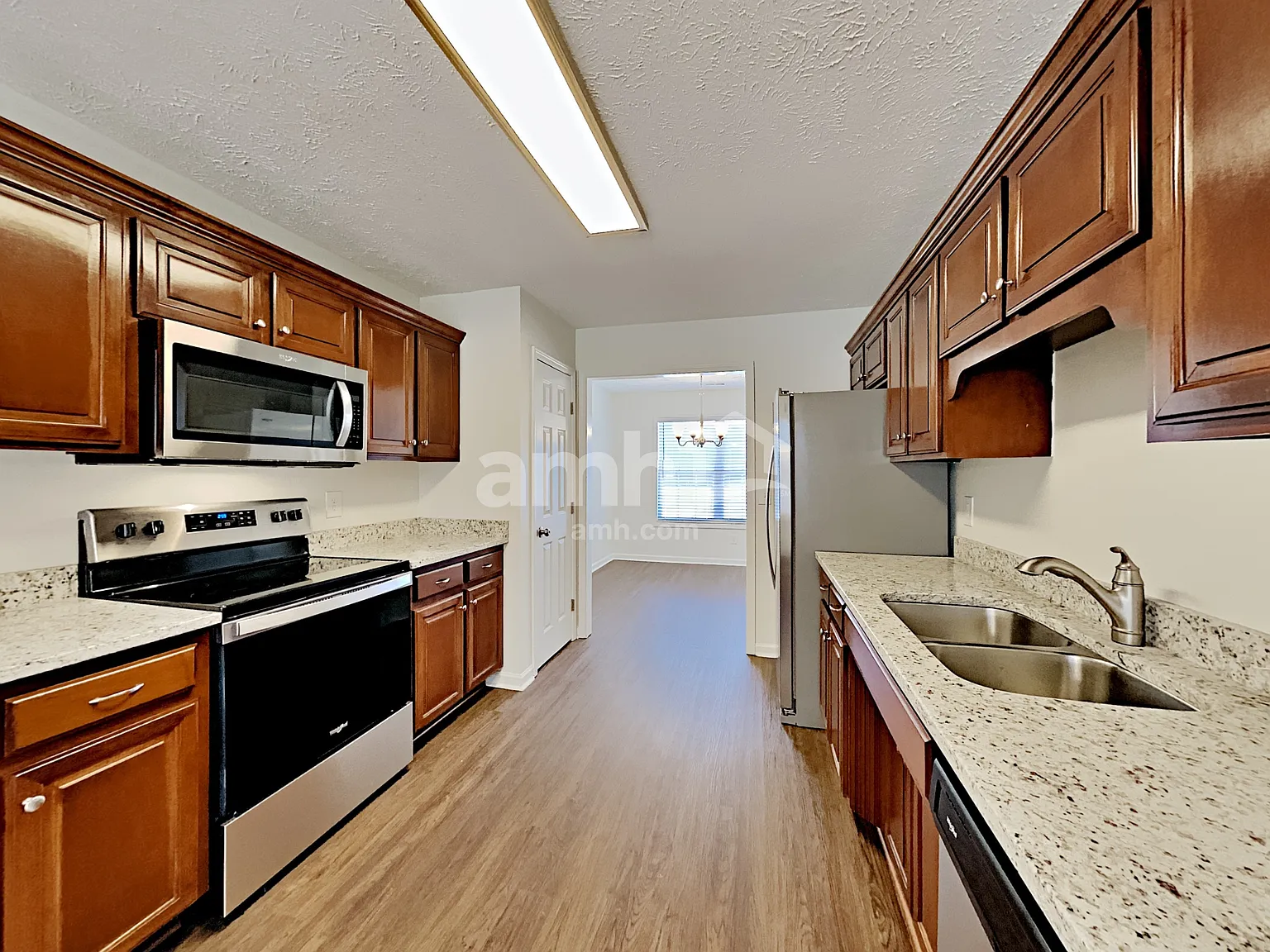 3 bed, 2.0 bath, 1450 sqft, $2,165 — Photo 4