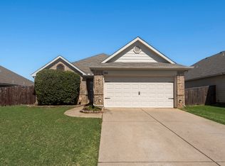 746 Countryside Dr, Aubrey, TX 76227