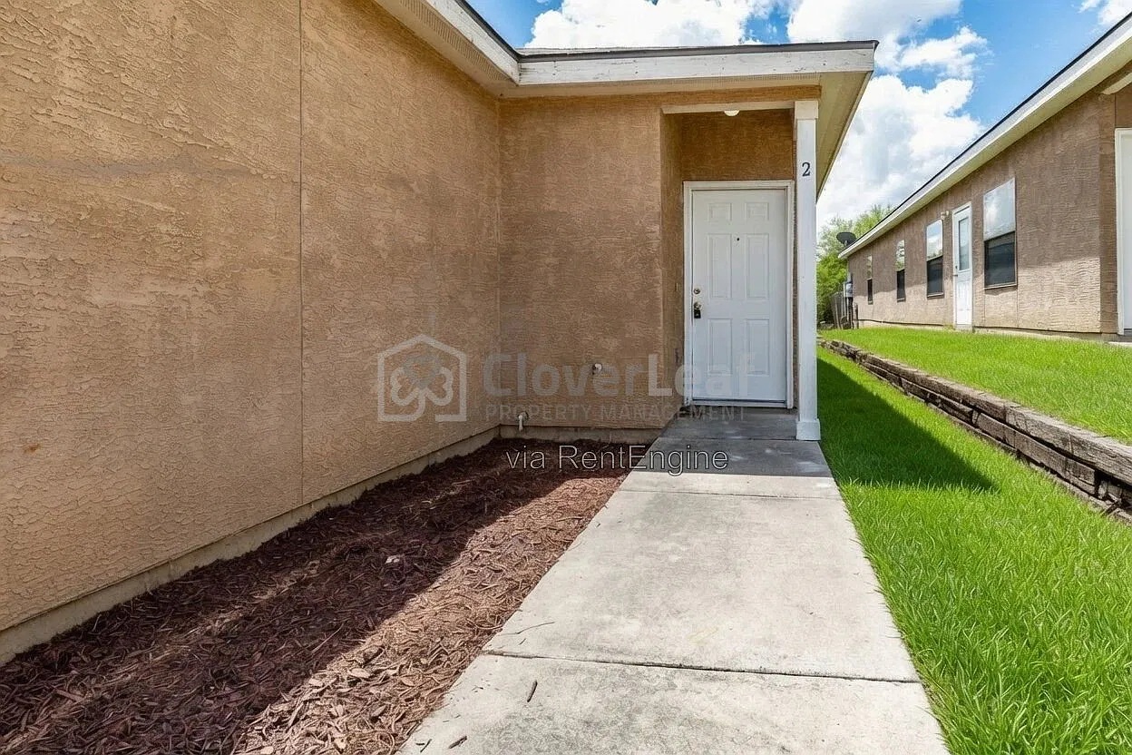 3 bed, 2.0 bath, 1219 sqft, $1,197 — Photo 2