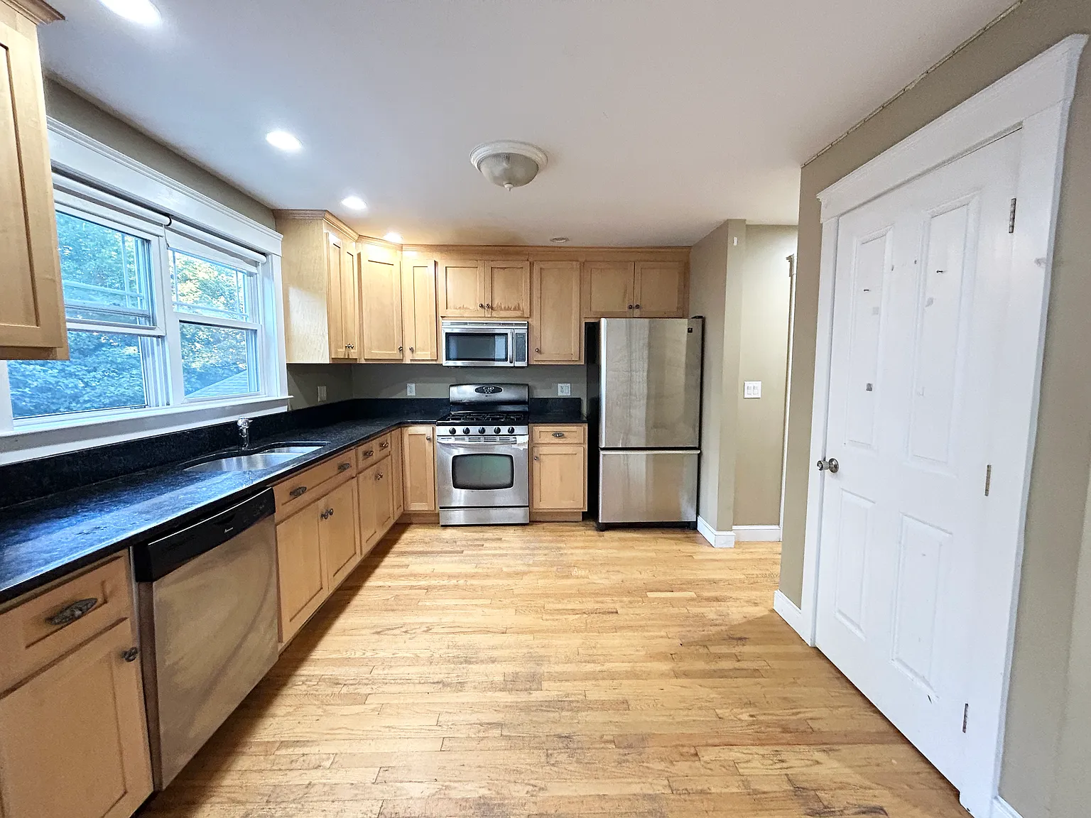 5 bed, 3.5 bath, 1400 sqft, $8,500 — Photo 3