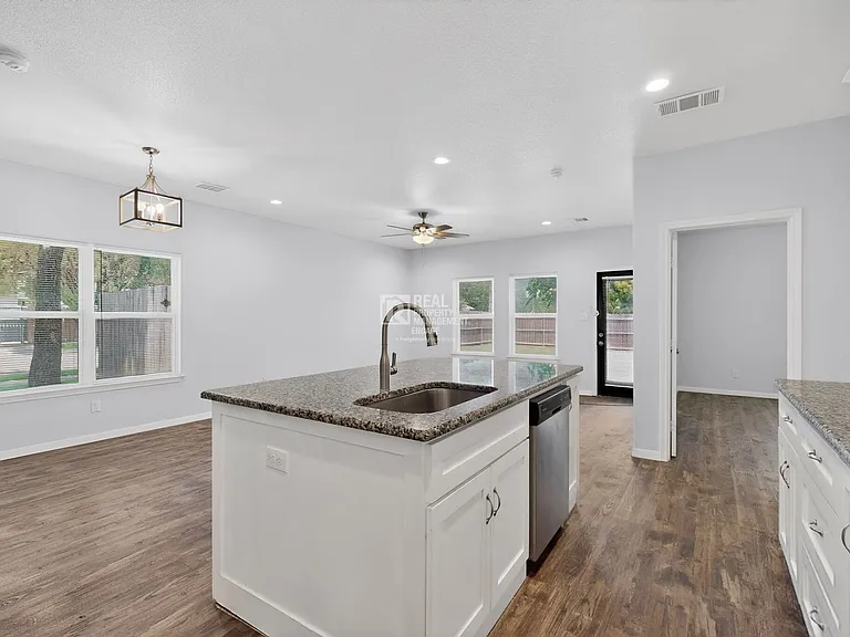 5838 Humbert Ave — Photo 15