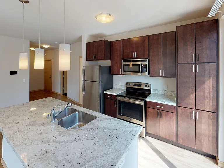 902 Drake St — Photo 111