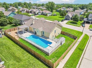 1322 S Greenwood Dr, Tonganoxie, KS 66086