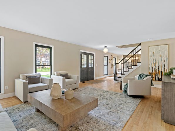 16 S Northampton Dr, Geneva, IL 60134