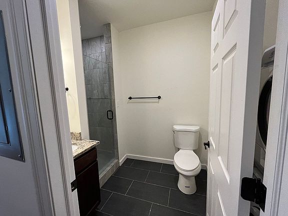 4th image of 33 S Lake Ave APT 2