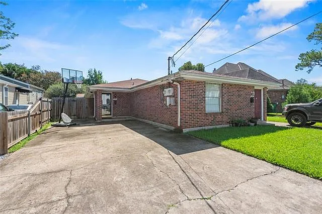 3 bed, 2.0 bath, 1953 sqft, $2,400 — Photo 1