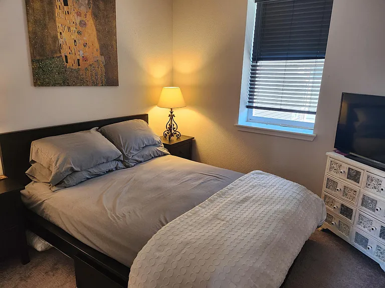 Bedroom 2
Queen size bed shown