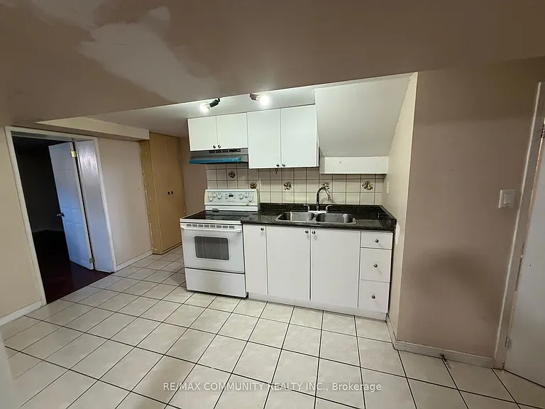 52 Grassington Cres #BASEMENT — Photo 16