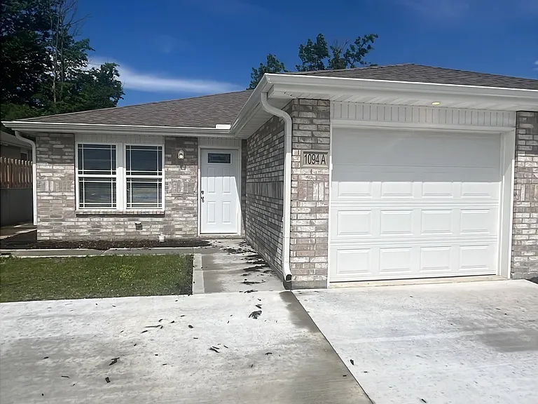 1094 Pebblecreek Dr #A — Photo 1