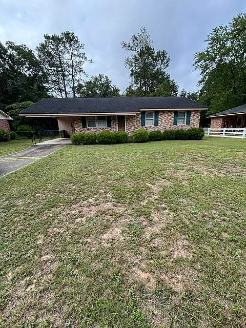 3 bed, 1.5 bath, 1236 sqft, $1,300 — Photo 1