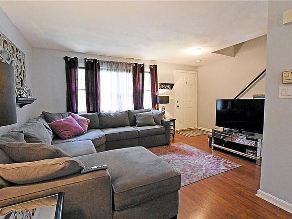 5th image of 156 E Bacon St APT 10
