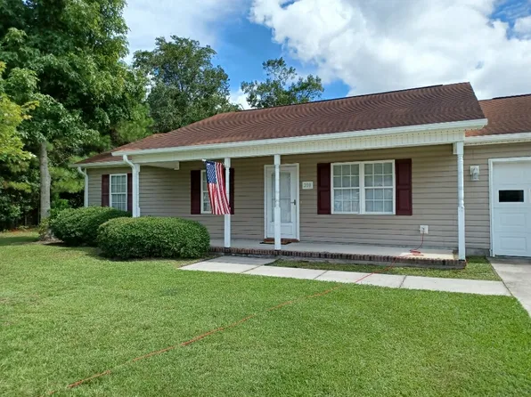 208 Finishing Ln, Sneads Ferry, NC 28460