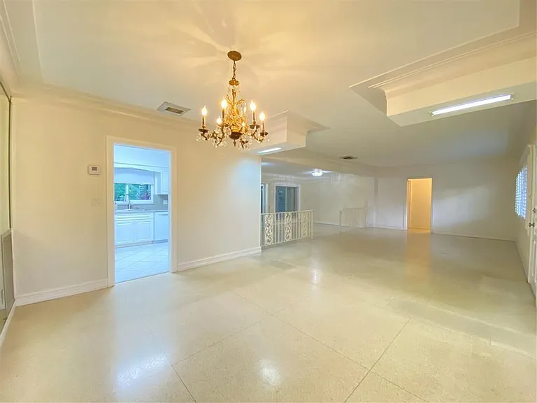 1049 Van Buren St — Photo 3