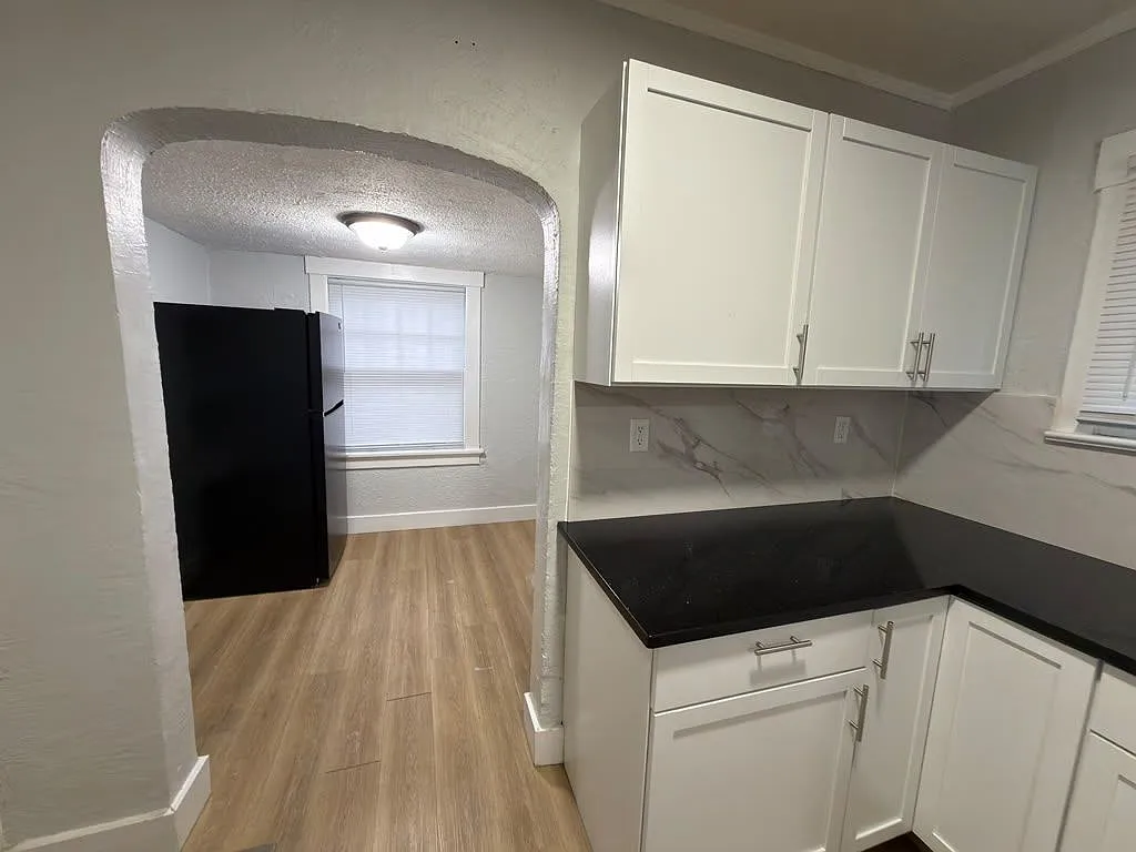 2 bed, 1.0 bath, 974 sqft, $1,200 — Photo 1