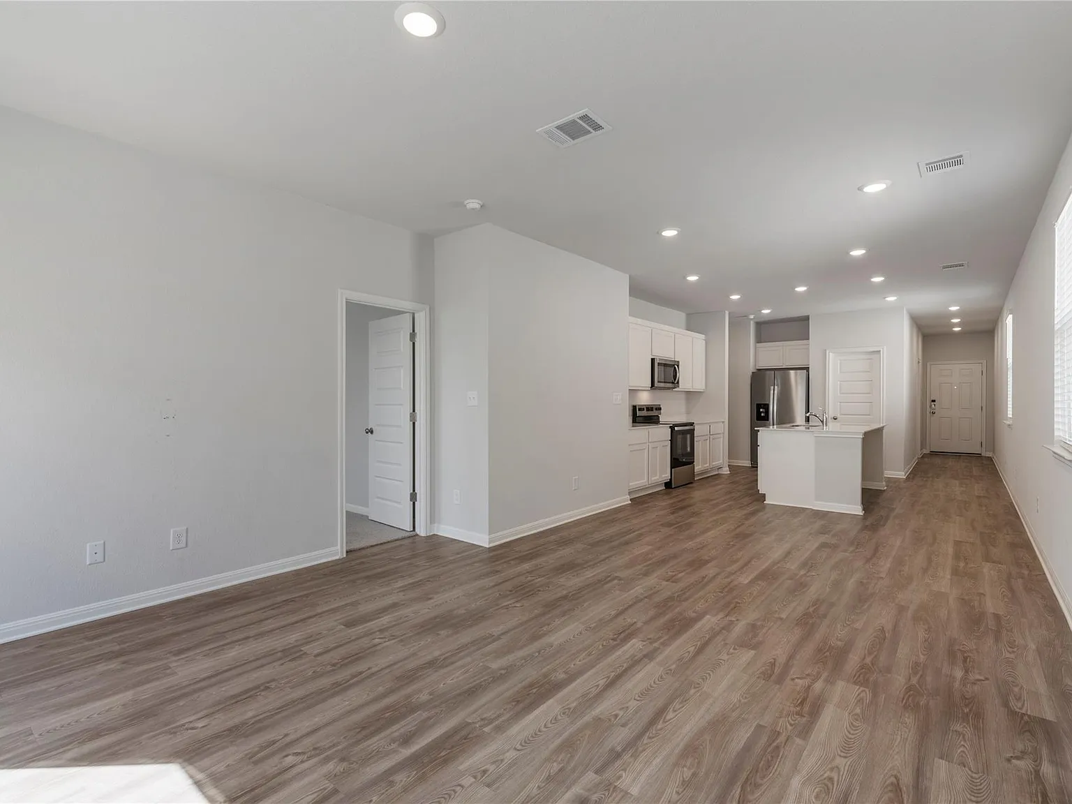 3 bed, 2.0 bath, 1388 sqft, $1,800 — Photo 2