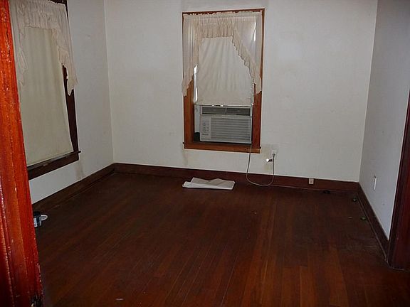 2nd image of 802 Thomas Ave