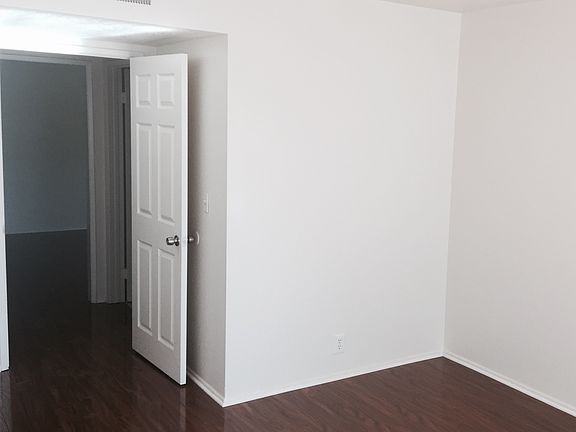 3rd image of 13518 Burbank Blvd APT 6