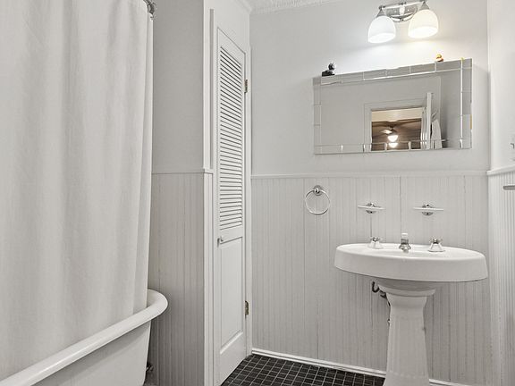 5th image of 101 Saint James Pl #1