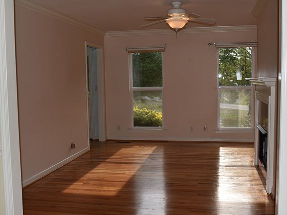 Living room w/gas fireplace