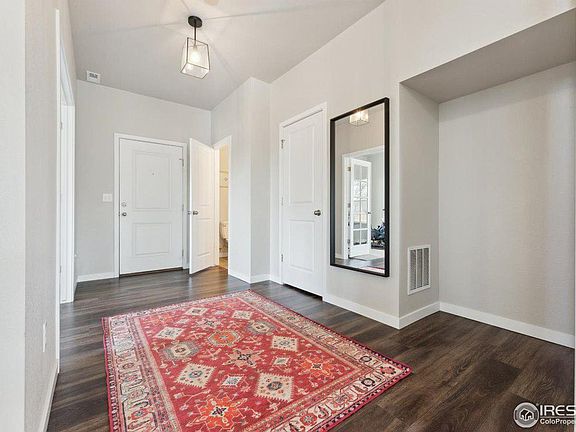 3rd image of 2492 Crown View Dr